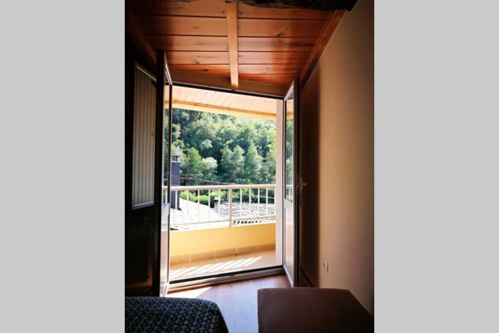 Apartamento Con Vistas Al Rio A Solaina Samos Esterno foto